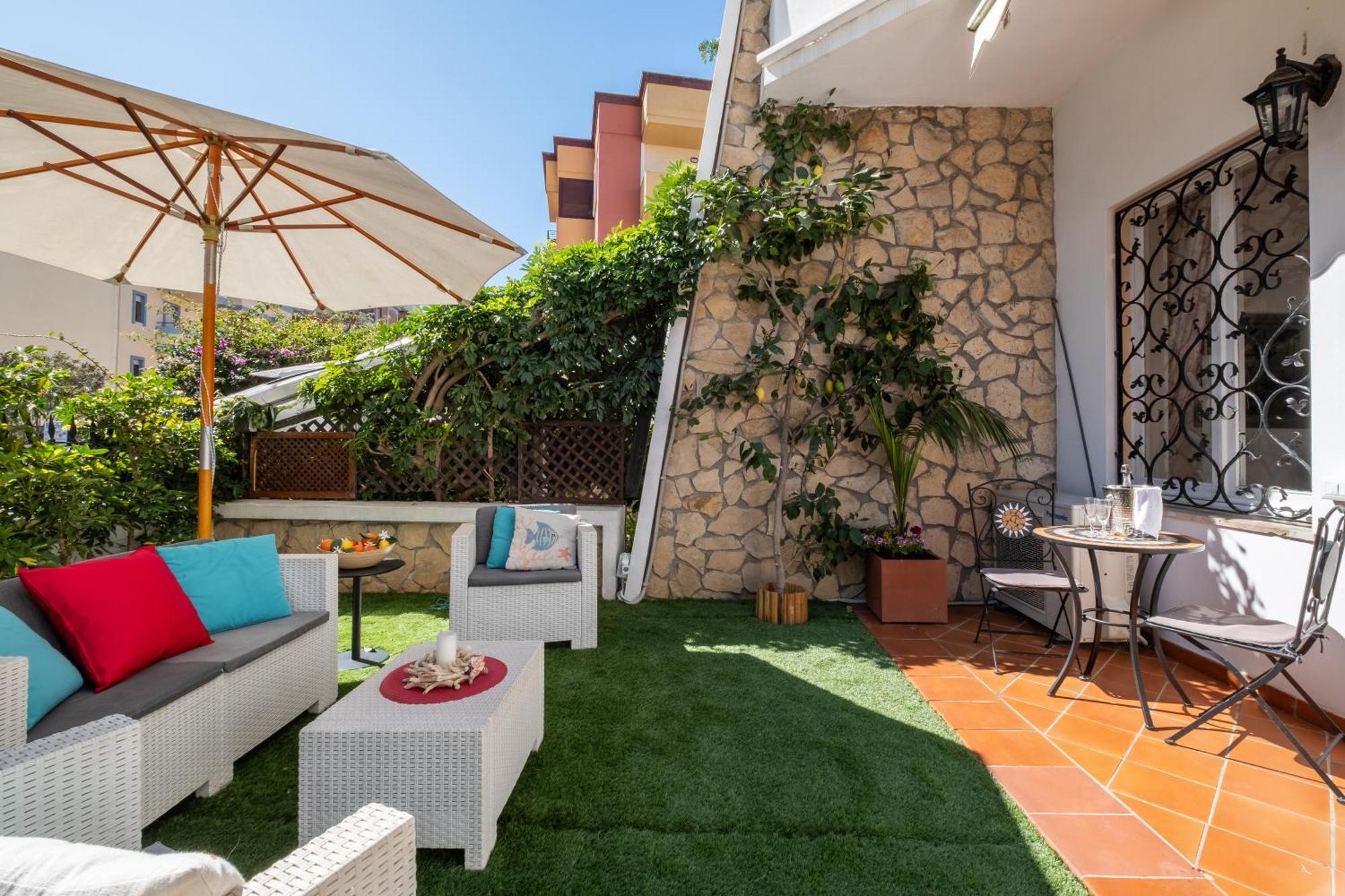 Elegante Villa Lu' Centro Citta A 10 Minuti Dal Mare กาญารี ภายนอก รูปภาพ