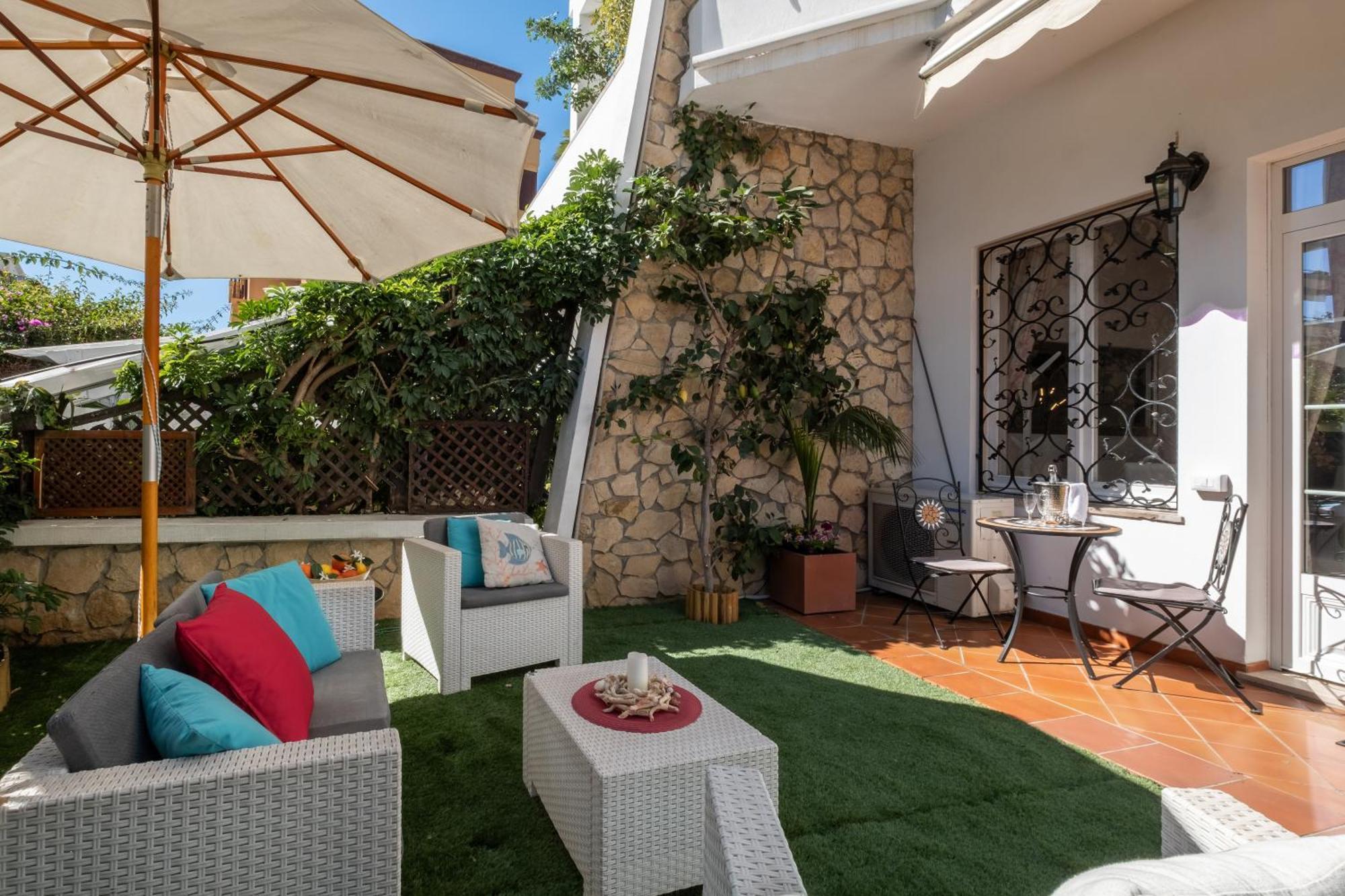 Elegante Villa Lu' Centro Citta A 10 Minuti Dal Mare กาญารี ภายนอก รูปภาพ